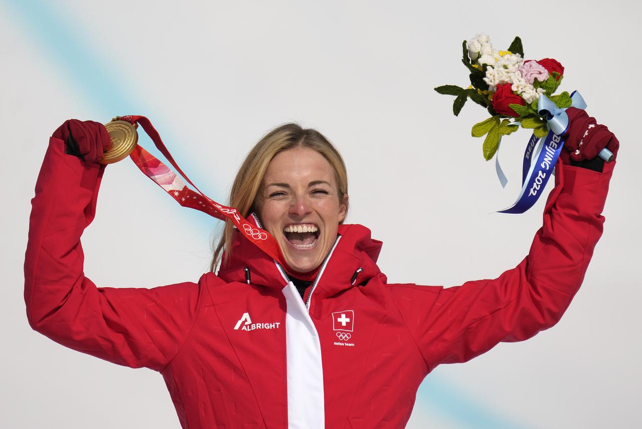 La joie intense de Lara Gut-Behrami lors de la remise des médailles juste après son titre olympique en Super-G. [KEYSTONE - Luca Bruno]