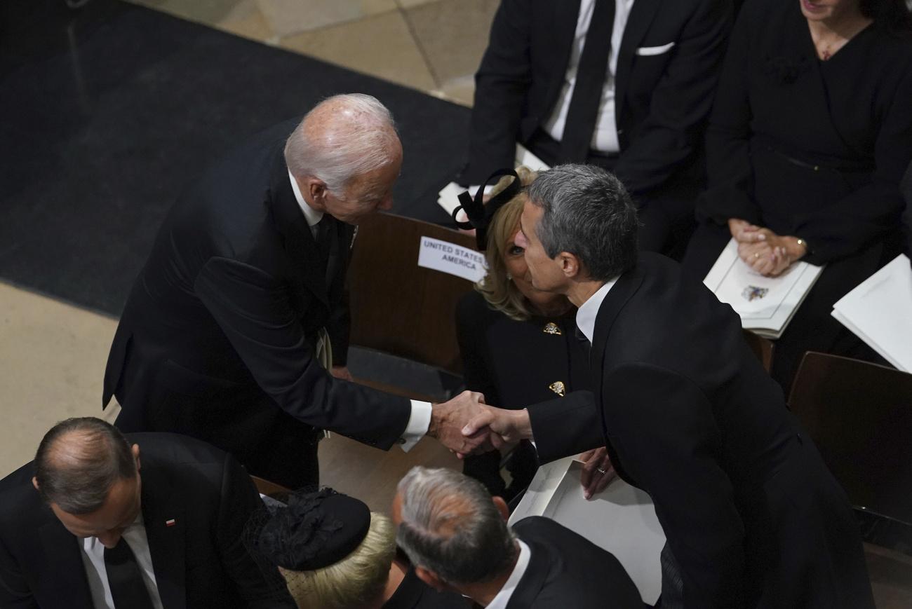 Le président américain Joe Biden a salué Ignazio Cassis. [Keystone - Gareth Fuller/Pool Photo via AP]