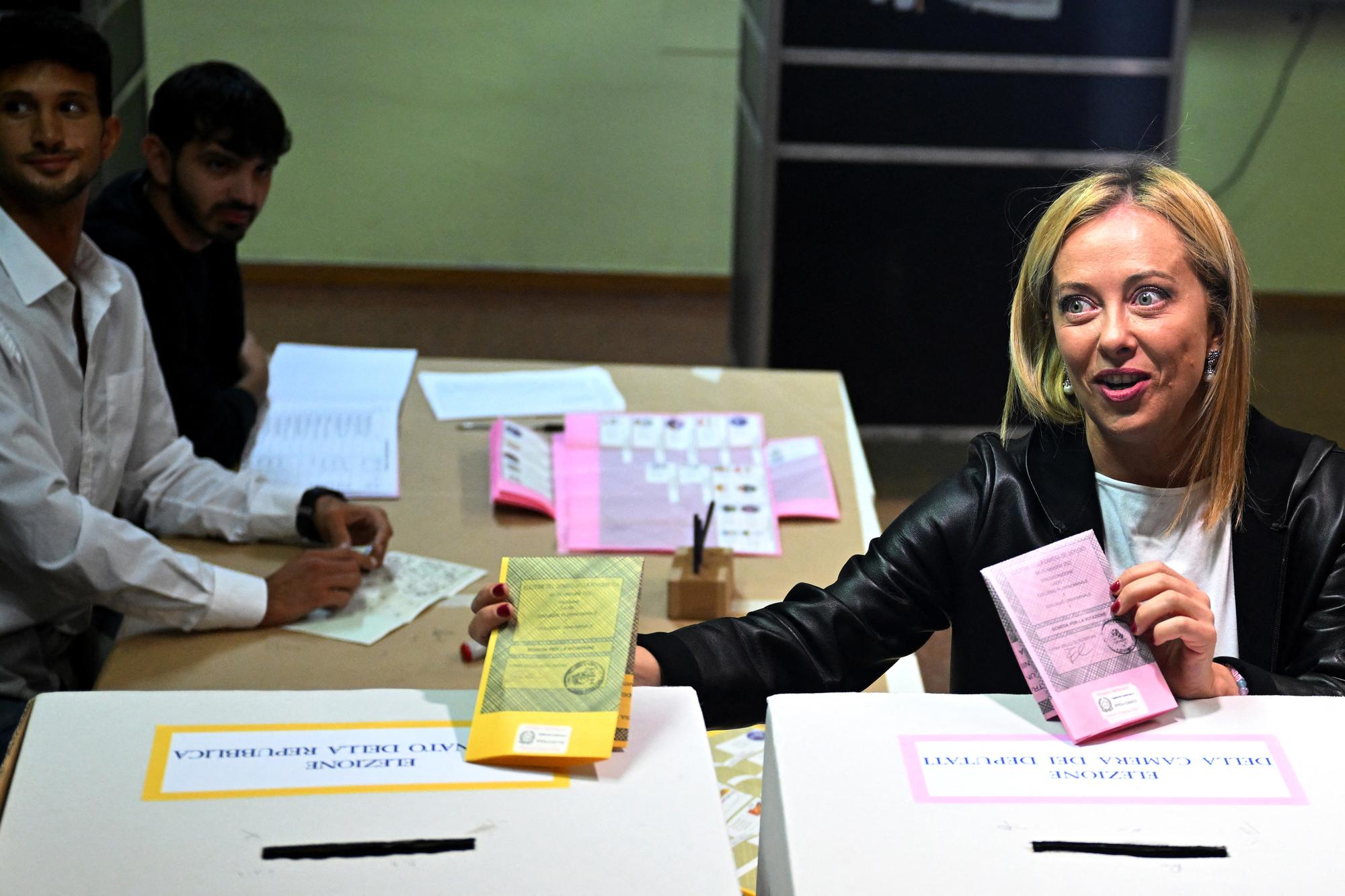 La cheffe de Fratelli d'Italia Giorgia Meloni a attendu la dernière minute pour se rendre au bureau de vote. [AFP - Andreas Solaro]