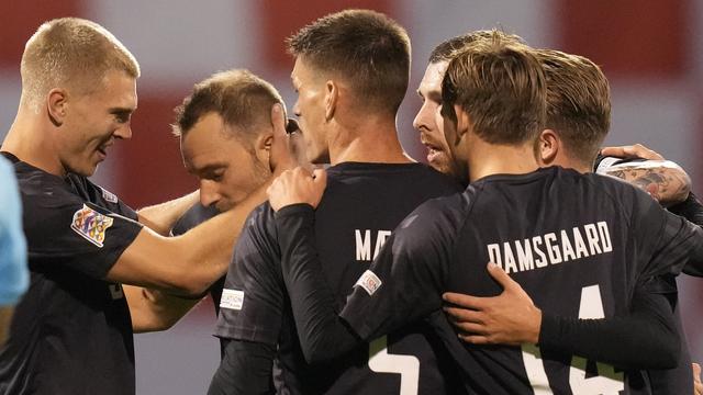 Les Danois avec leur maillot intégralement noir qui rend hommage aux travailleurs décédés au Qatar. [Darko Bandic]