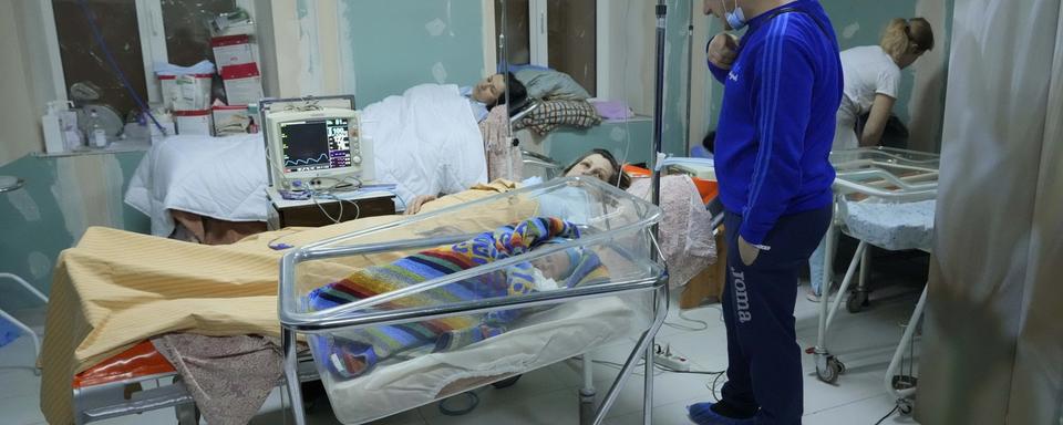 Une maternité installée dans les sous-sols d'un hôpital à Kiev. [AP Photo/Keystone - Efrem Lukatsky]