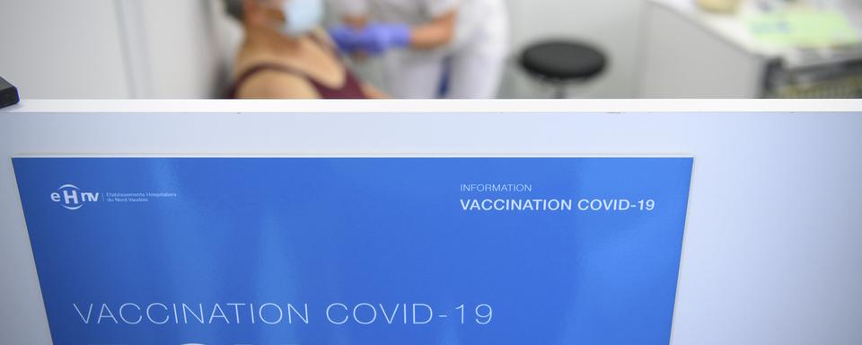 La recommandation officielle d'une troisième dose de vaccin anti-Covid 19 divise. [Keystone - Laurent Gillieron]