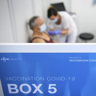 La recommandation officielle d'une troisième dose de vaccin anti-Covid 19 divise. [Keystone - Laurent Gillieron]