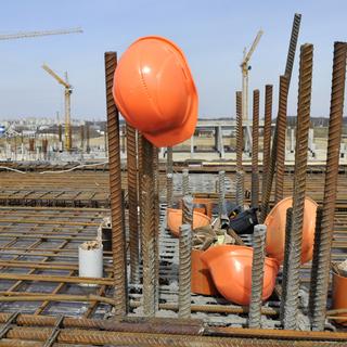 Casque sur chantier [Depositphotos - ©Bumble-Dee]