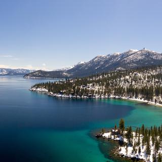 Vue sur le lac Tahoe en hiver. [Depositphotos - Wirestock]