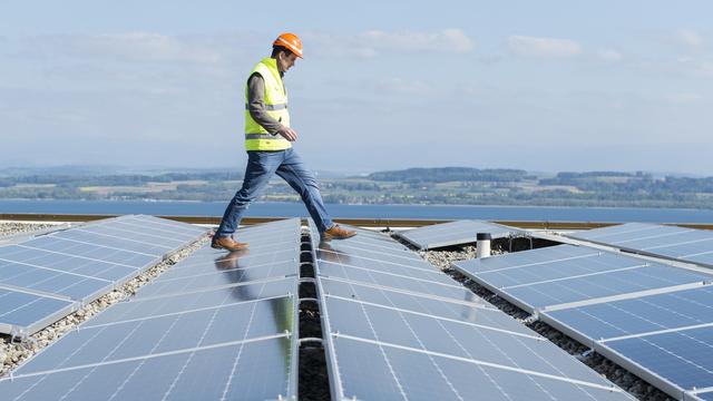 Vue des panneaux solaires de la nouvelle l'installation photovoltaïque sur le toit du Collège du Crêt-du-Chêne a Neuchâtel en 2017. [Keystone - Thomas Delley]