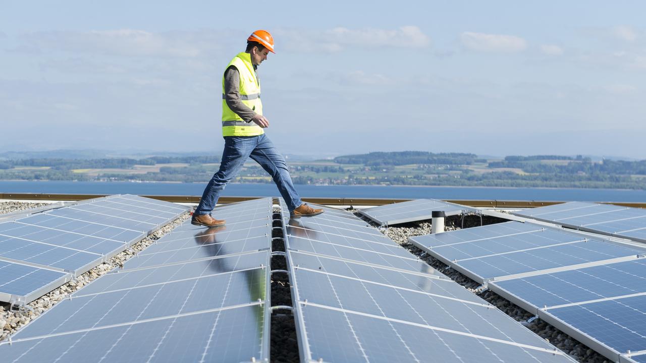 Vue des panneaux solaires de la nouvelle l'installation photovoltaïque sur le toit du Collège du Crêt-du-Chêne a Neuchâtel en 2017. [Keystone - Thomas Delley]