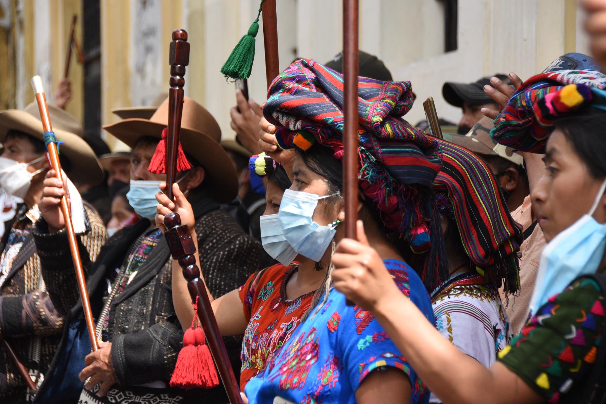 Le 25 octobre 2021, la population défilait dans la ville de El Estor en soutien d'une communauté autochtone qui avait manifesté contre une filiale du groupe Solway. [AFP - Orlando Estrada]