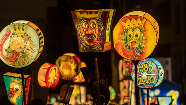 A Bâle, le carnaval a repris vie lundi à 04h00 après deux ans de Covid-19. [KEYSTONE - GEORGIOS KEFALAS]