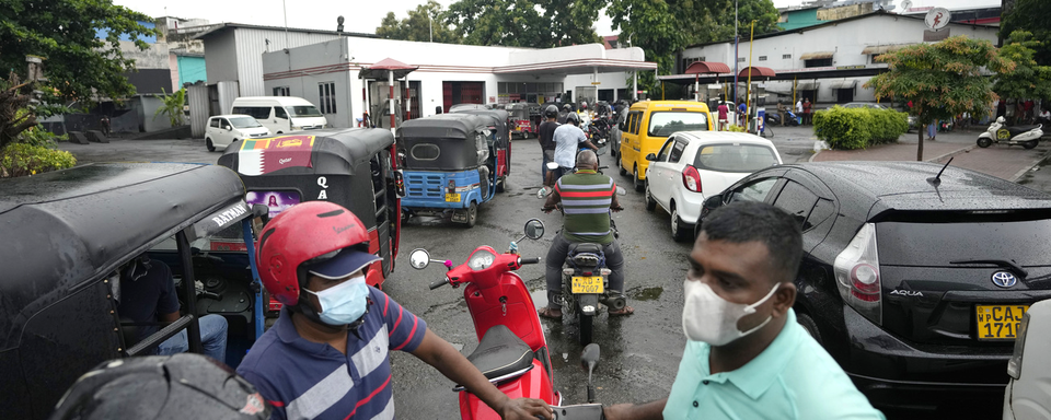 File d'attente devant une station essence à Colombo. [AP/Keystone - Eranga Jayawardena]