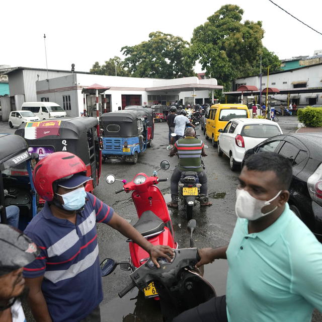 File d'attente devant une station essence à Colombo. [AP/Keystone - Eranga Jayawardena]