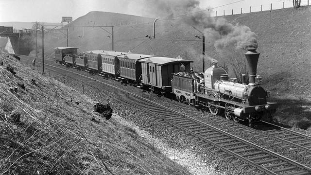 Une réplique du premier train du Chemin de fer du Nord suisse, appelé Spanisch-Broetli-Bahn, prise en avril 1947 [Keystone (archives)]