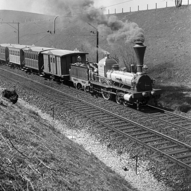 Une réplique du premier train du Chemin de fer du Nord suisse, appelé Spanisch-Broetli-Bahn, prise en avril 1947 [Keystone (archives)]