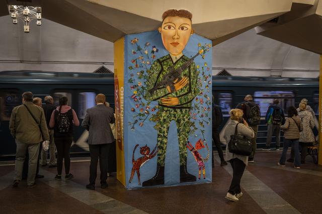 Dans une station du métro de Kharkiv. [AP/Keystone - Bernat Armangue]