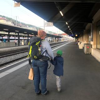 Hanna et son petit garçon ont bénéficié de la solidarité des habitantes et habitants de Neuchâtel, mais son parcours reste extrêmement difficile. [RTS - Ludovic Rocchi]