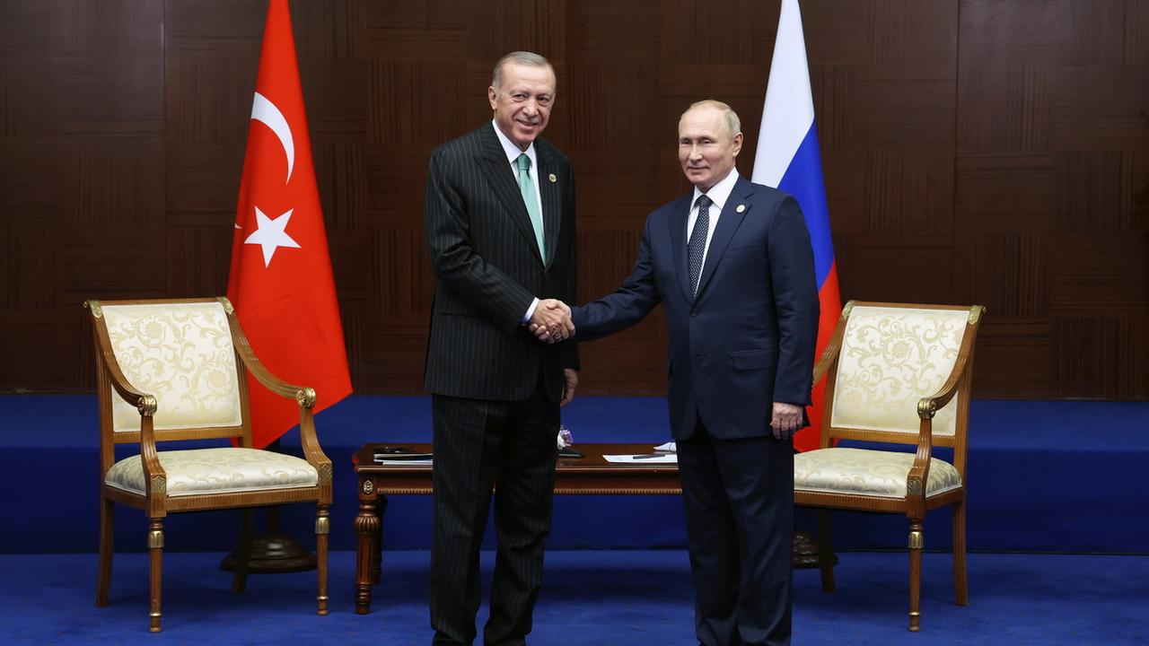 Rencontre entre le président turc Recep Tayyip Erdogan et le président russe Vladimir Poutine. [EPA/Keystone - Vyacheslav Prokofyev]