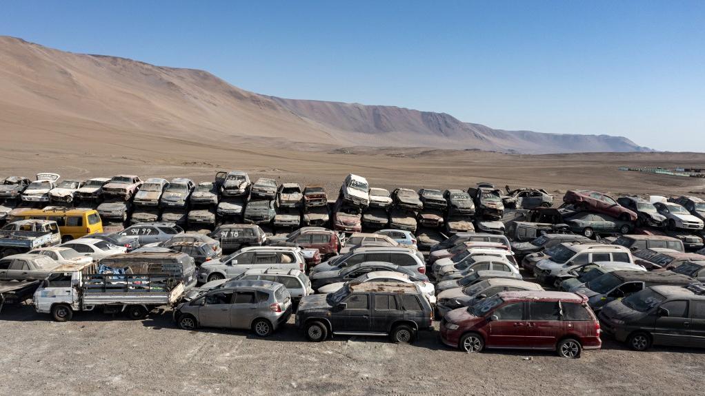 Des milliers de voitures provenant des Etats-Unis, du Japon ou de Corée du Sud s'entassent dans le désert d'Atacama. [AFP - Martin Bernetti]