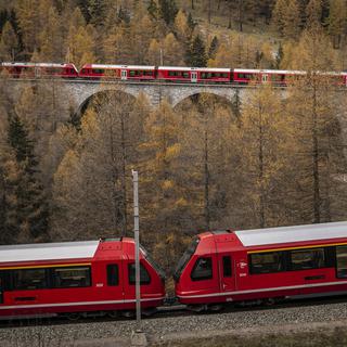 Un train des Chemins de fer rhétique (RHB) en passe d'établir un record du monde du plus long train de passagers, à Preda, dans les Grisons, le 29 octobre 2022. [KEYSTONE - Gian Ehrenzeller / EPA]
