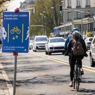 Le canton de Genève veut davantage développer les voies cyclables. [KEYSTONE - Martial Trezzini]