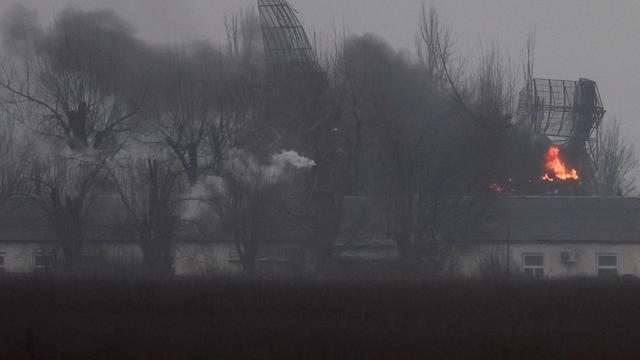 Des installations militaires en feu à Marioupol, dans l'est de l'Ukraine. [Reuters - Carlos Barria]