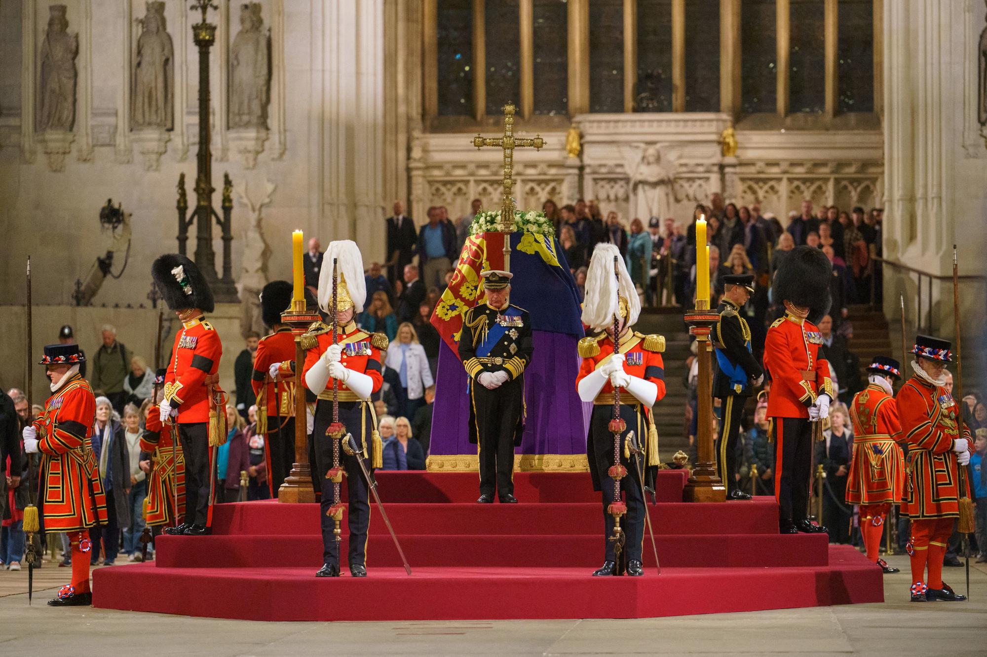 Le roi Charles III, sa soeur et ses frères ont veillé vendredi le dos tourné et en habits de parade militaire sur le cercueil de leur mère, la reine Elisabeth II. [REUTERS - Dominic Lipinski/Pool]