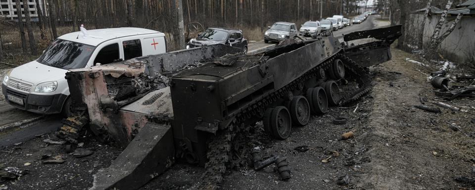 Char russe détruit à Irpin, dans la banlieue de Kiev, 09.03.2022. [AP/Keystone - Vadim Ghirda]