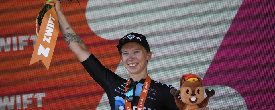 La Néerlandaise Lorena Wiebes célèbre sur le podium après avoir remporté la première étape du Tour de France cycliste féminin sur 81,7 kilomètres (50,8 miles) avec départ et arrivée à Paris, France, dimanche 24 juillet 2022. [AP Photo/KEYSTONE - Daniel Cole]