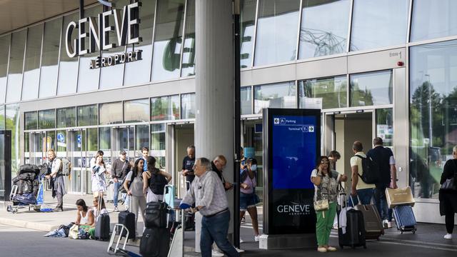 Des passagers à l'aéroport de Genvève le 15 juin 2022, après la panne qui a touché Skyguide. [Keystone - Martial Trezzini]