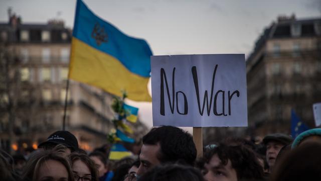 Des manifestants à Paris contre l'invasion de l'Ukraine par les forces russes. [Keystone - EPA/Christophe Petit Tesson]