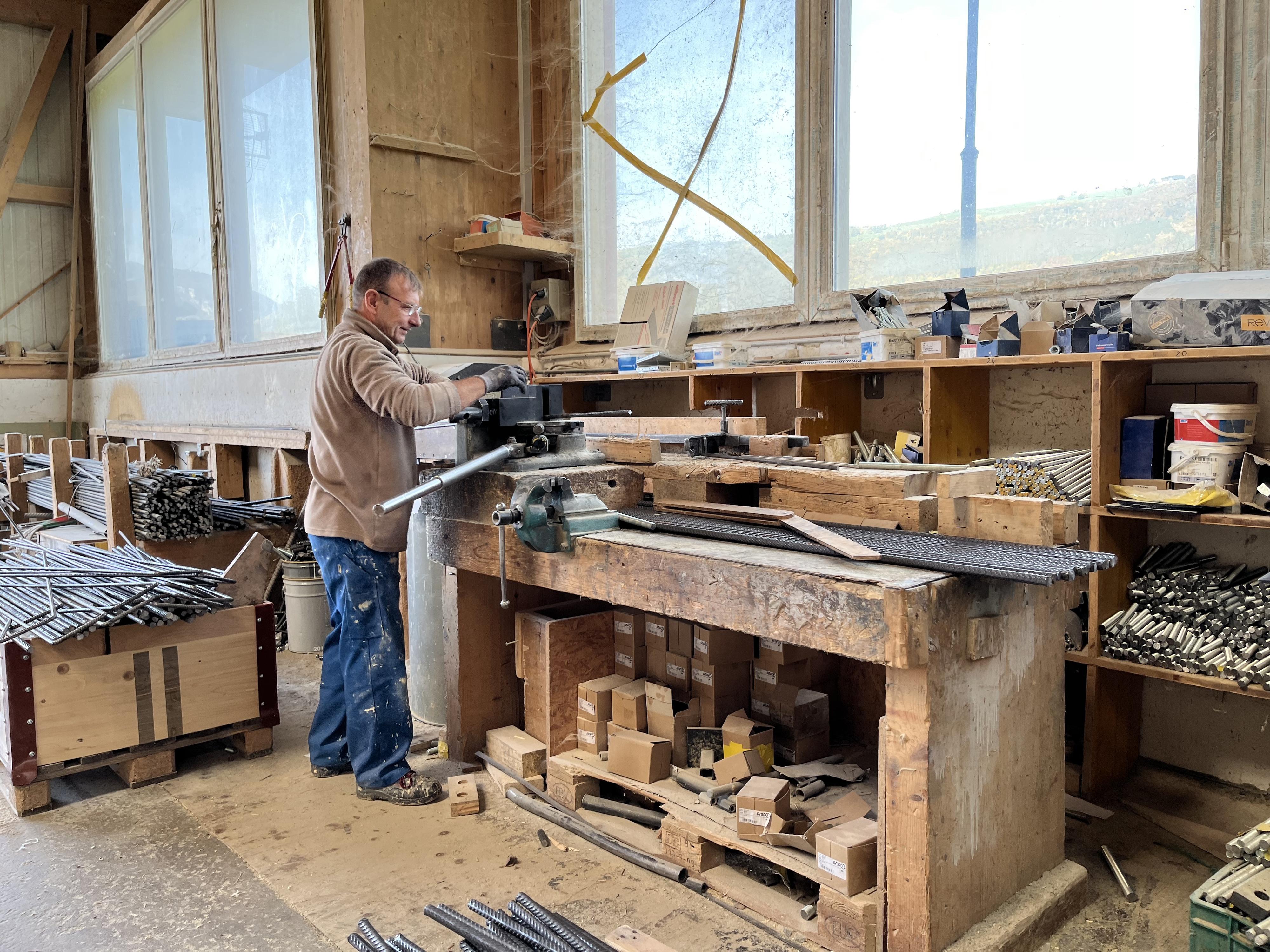 Olexander, réfugié ukrainien, travaille dans le domaine de la construction en bois. [RTS - Mathieu Henderson]