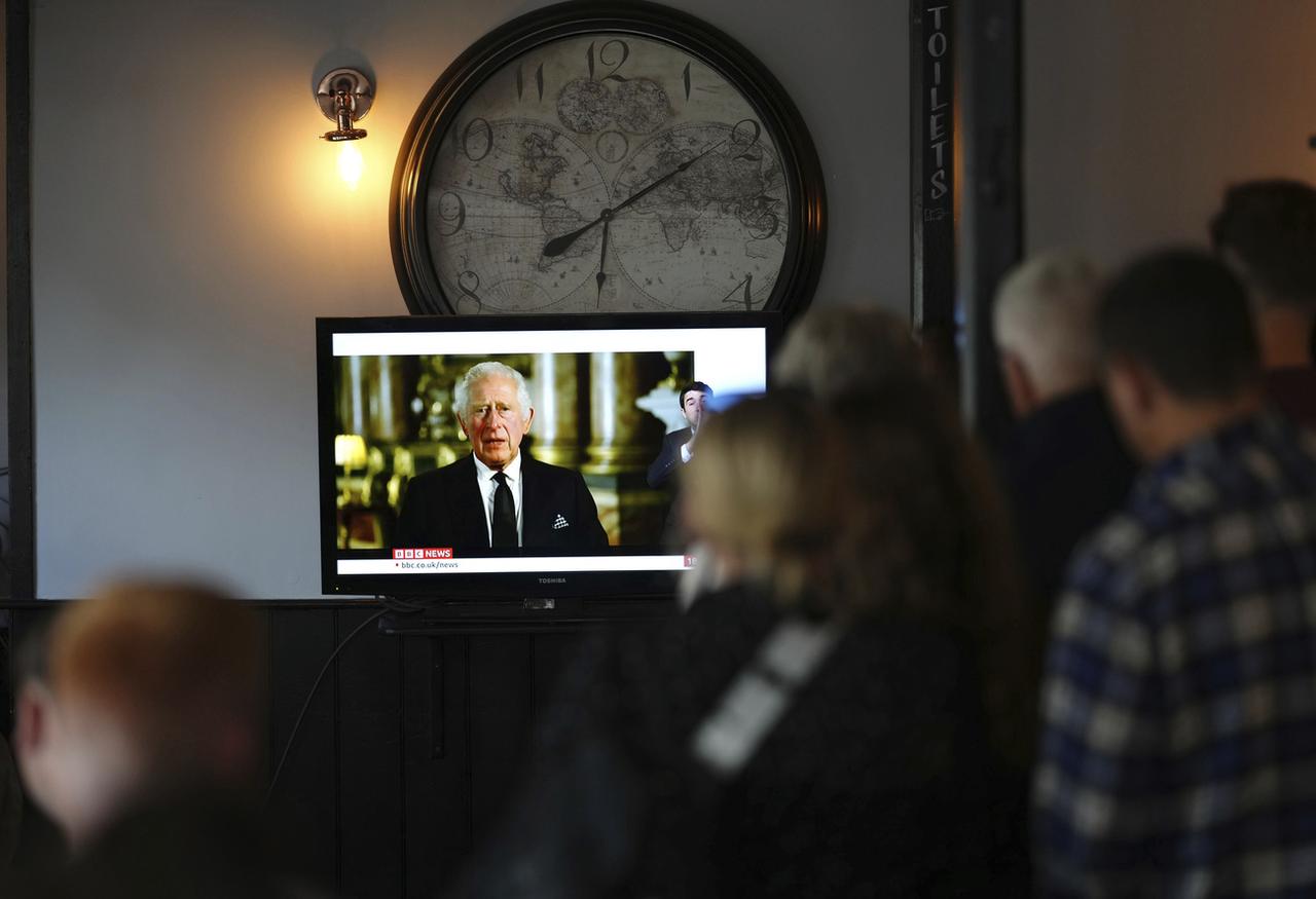 Charles III promet de servir les Britanniques toute sa vie, lors de sa première allocution télévisée comme souverain. [Keystone - John Walton/PA via AP]