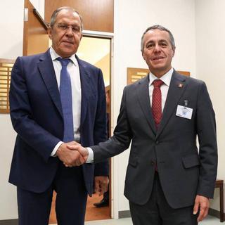 La photo d’Ignazio Cassis serrant la main du ministre russe des affaires étrangères fait polémique. [Twitter/Keystone - Ministry of Foreign Affairs of Russia]
