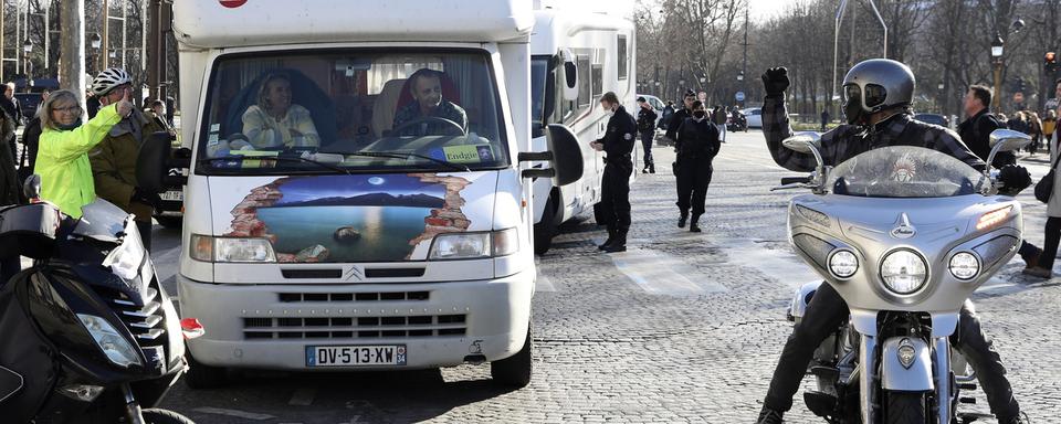 Les convois anti-pass arrivent à Paris sous haute surveillance [Keystone - AP Photo/Adrienne Surprenant]