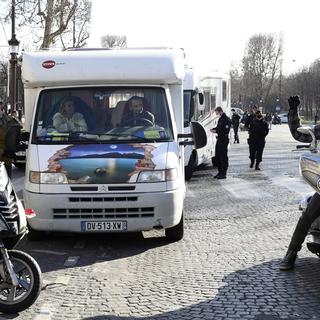 Les convois anti-pass arrivent à Paris sous haute surveillance [Keystone - AP Photo/Adrienne Surprenant]
