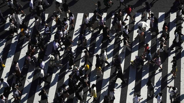 Des piétons au carrefour de Shibuya à Tokyo. [Keystone - AP Photo/Jae C. Hong]