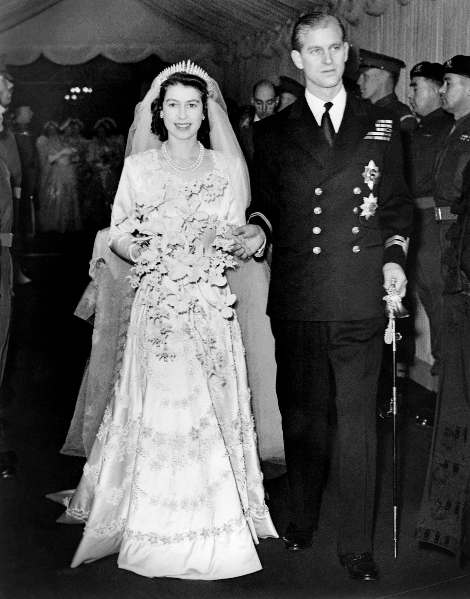 La princesse Elizabeth d'Angleterre et le prince Philip le jour de leur mariage, le 20 novembre 1947 à Londres. [AFP - CENTRAL PRESS]