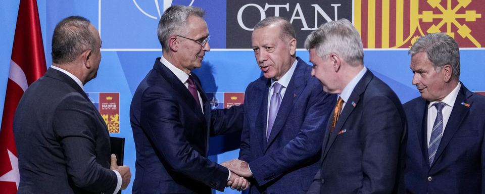 Le président turc Erdogan avec le secrétaire général de l'Otan Jens Stoltenberg à Madrid, 28.06.2022. [AP/Keystone - Bernat Armangue]