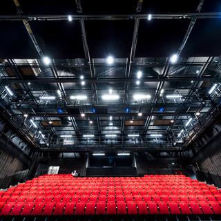 Une vue sur les gradins devant la scene du nouveau Theatre du Jura le mardi 28 septembre 2021 a Delemont. [Keystone - Jean-Christophe Bott]