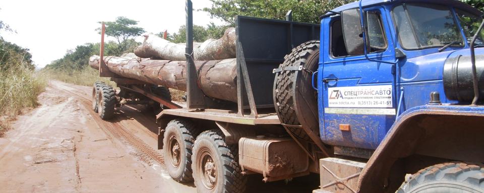 Un véhicule d'origine russe circulant dans la concession de Bois Rouge en Centrafrique. [EIC/OpenFacto]