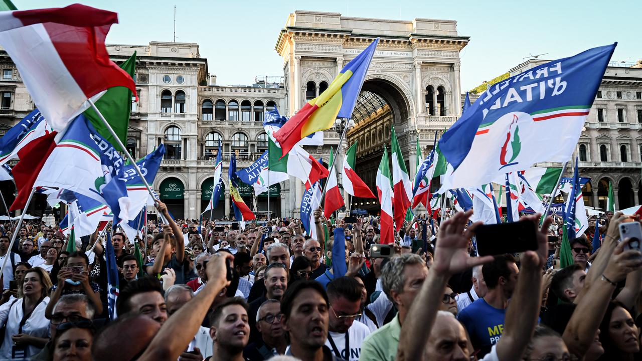 Des partisans de Giorgia Meloni, leader de Fratelli d'Italia, réunis à Milan, le 11 septembre 2022. [AFP - Piero Cruciatti]
