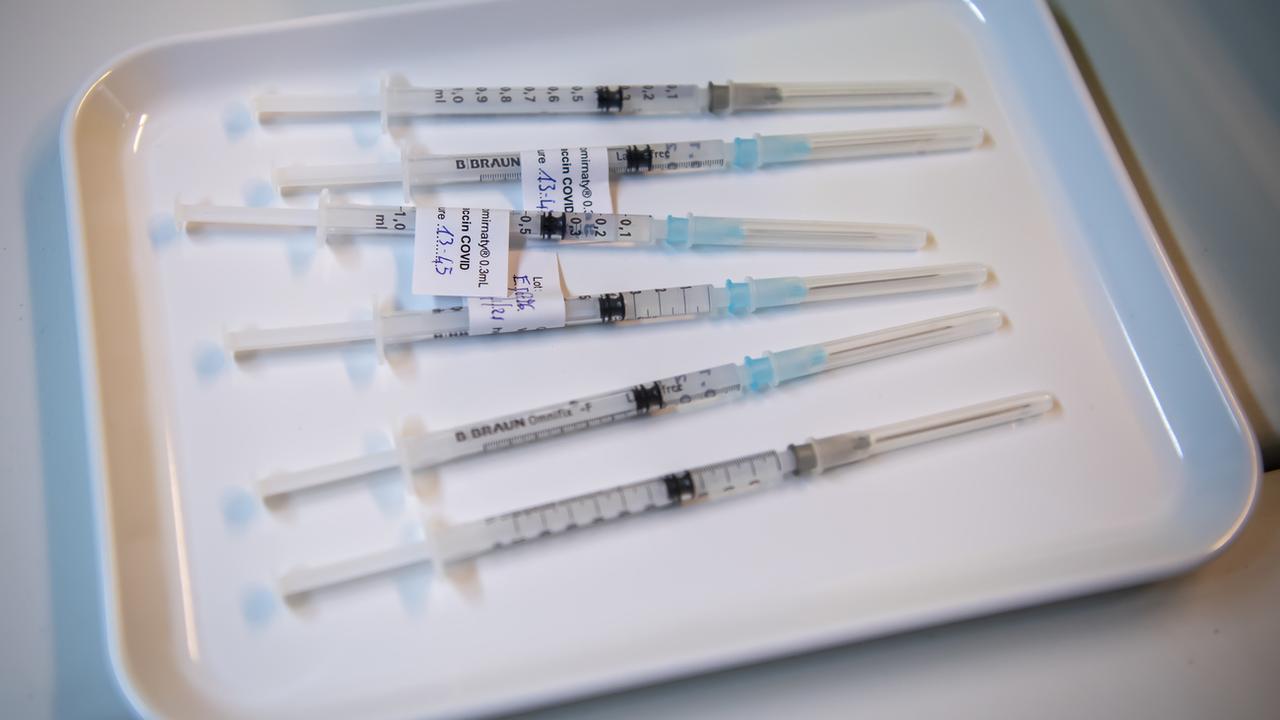Des doses du vaccin Pfizer-BioNTech préparées dans un centre de vaccination contre le Covid à Genève en janvier 2021. [Keystone - Martial Trezzini]