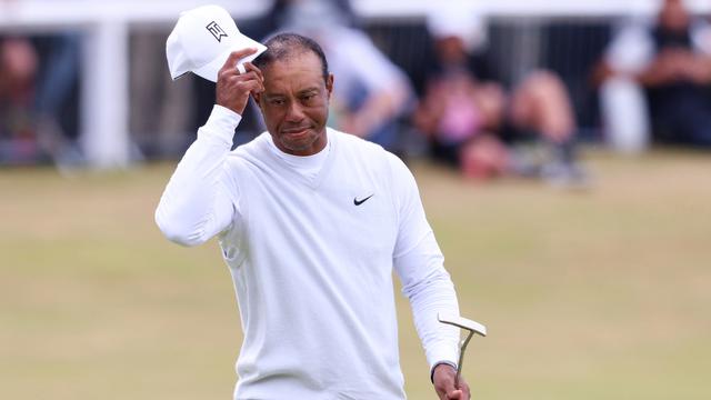 Tête baissée, Tiger Woods a quitté le parcours du British Open dès la 2e tour. [Robert Perry]