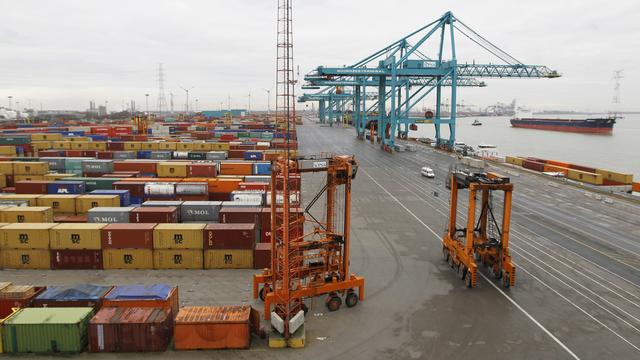 Le port d'Anvers est l'un des plus grands du monde. [Reuters - Francois Lenoir]