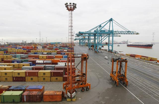 Le port d'Anvers est l'un des plus grands du monde. [Reuters - Francois Lenoir]