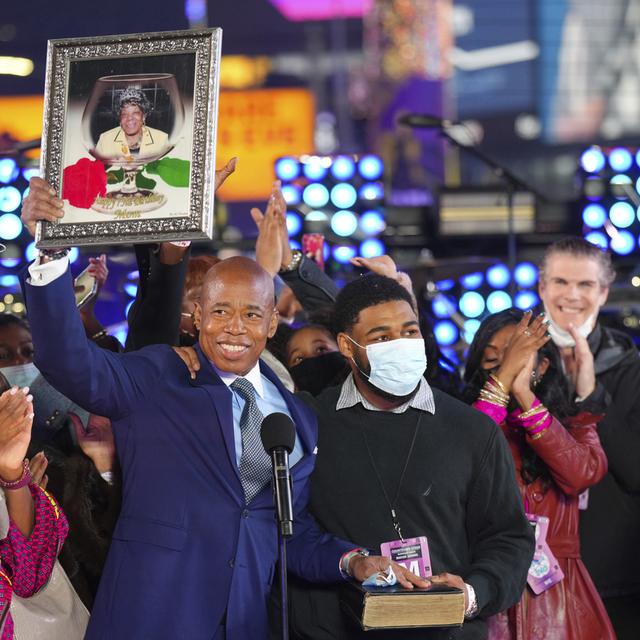 Eric Adams montre une photo de sa mère durant la passation de pouvoir à Times Square. [Keystone - Ben Hider/Invision/AP]