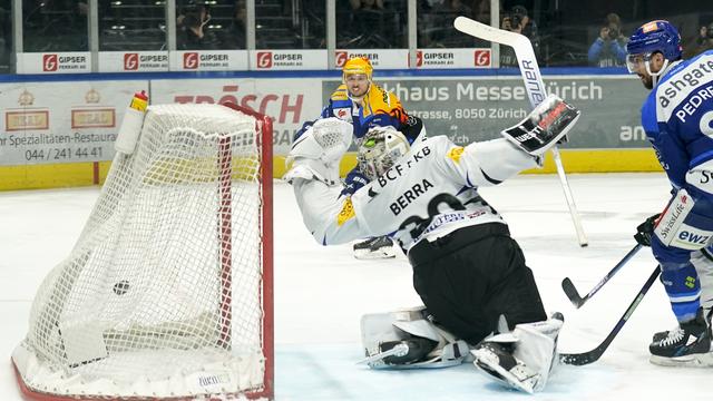 Sven Andrighetto (au fond) a ouvert le score pour Zurich au 1er tiers. [Claudio Thoma]