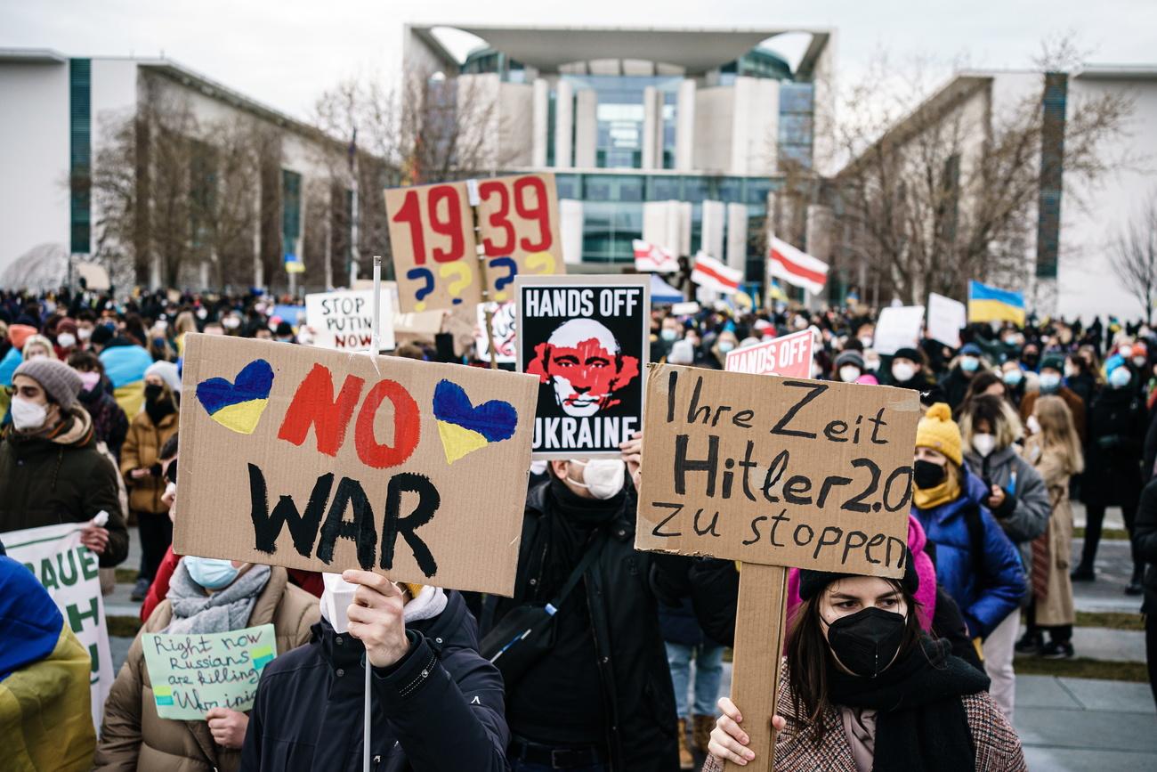 Des manifestants contre l'invasion russe à Berlin. [Keystone - EPA/Clemens Bilan]