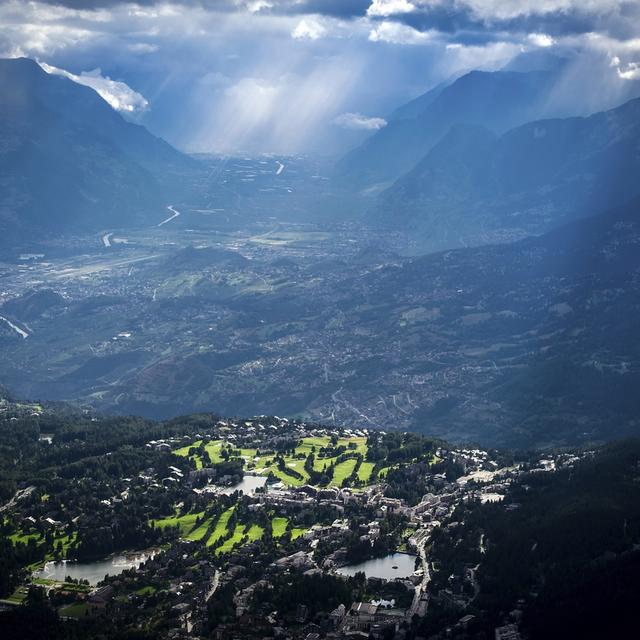 Vue aérienne de la station de Crans-Montana (archive). [Keystone - Olivier Maire]