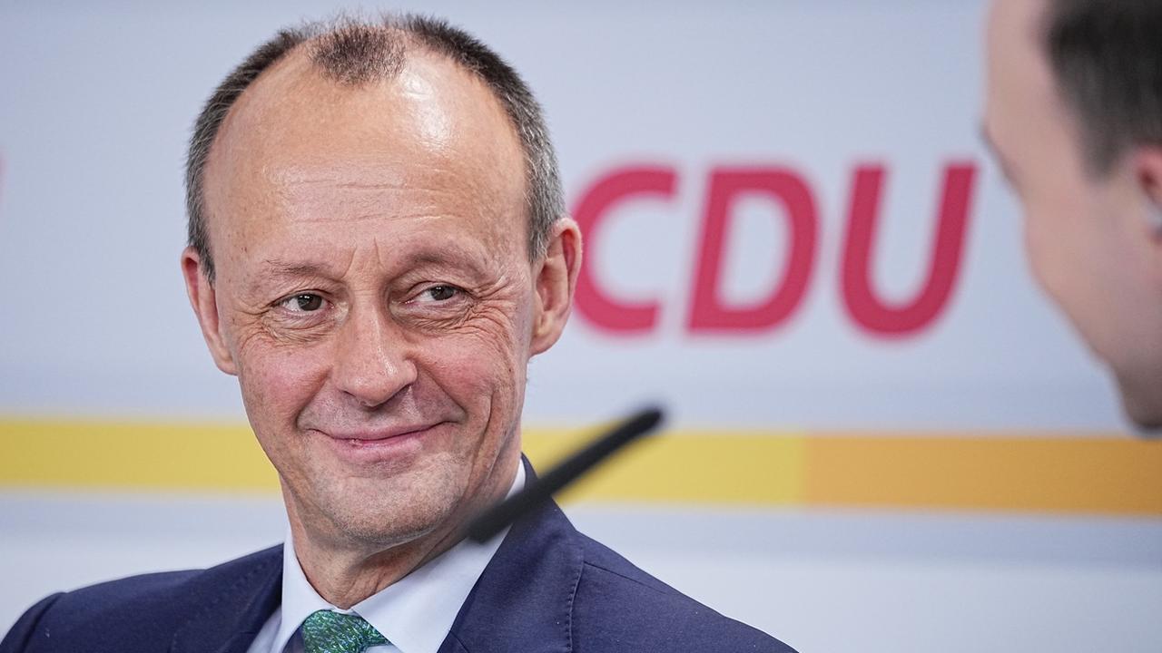 Friedrich Merz, futur président fédéral de la CDU, suit le congrès fédéral de la CDU à la maison Konrad Adenauer, le 22 janvier 2022. [KEYSTONE/DPA - Michael Kappeler]