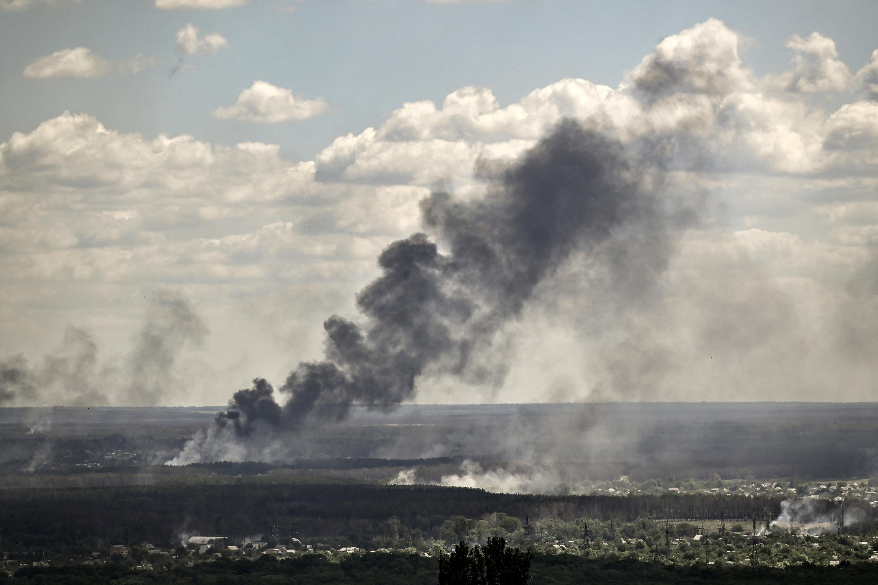 De la fumée s'élève après un bombardement dans la ville de Severodonetsk, dans la région de Donbas, dans l'est de l'Ukraine, le 7 juin 2022 [AFP - ARIS MESSINIS]